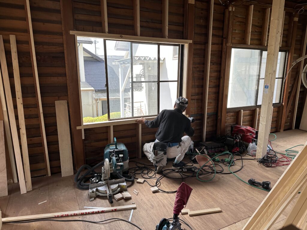 窓枠施工中