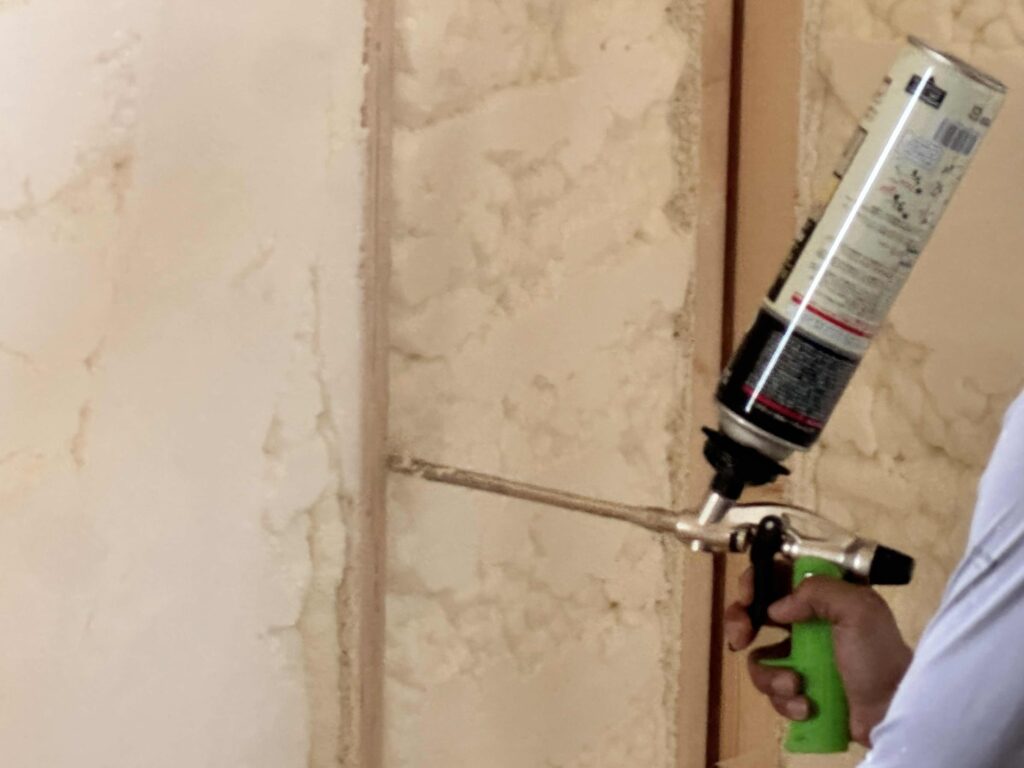吹付断熱施工中