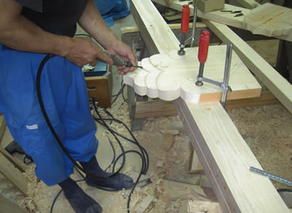 建替え前の御堂　職人による手作業