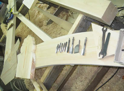 建替え前の御堂　職人による手作業